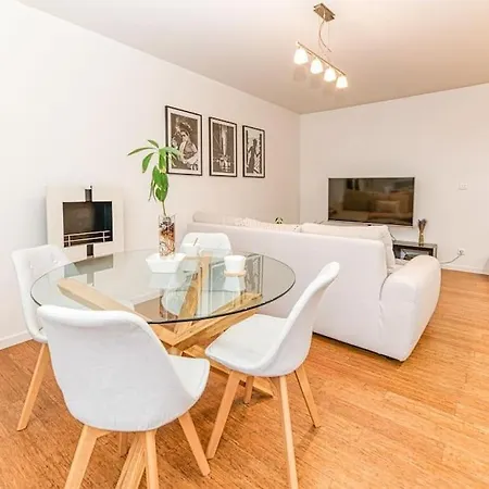 شقة 50m Gem - 400m Gare: Garage Prive, Terrasse, Wifi *